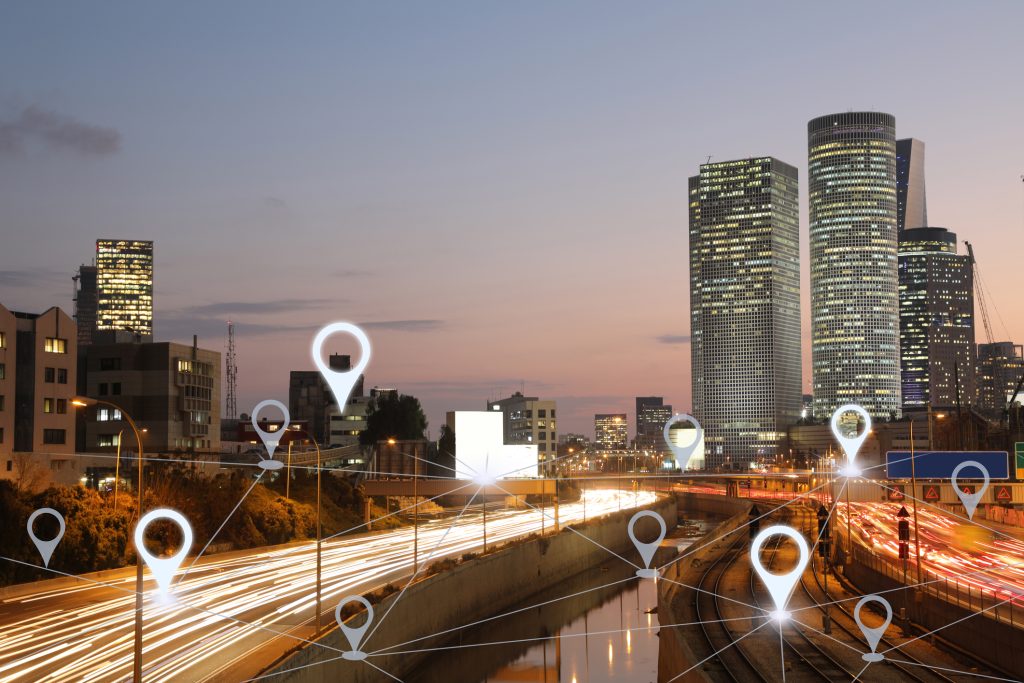 Vista noturna de uma cidade iluminada para representar o marketing de geolocalização.